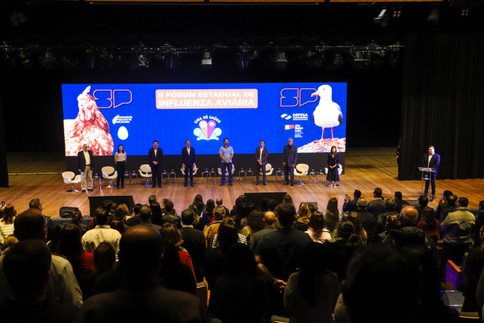 Autoridades em cima do palco durante segundo fórum estadual de influenza aviária.