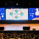 Homem frente ao público palestrando durante segundo fórum estadual de influenza aviária.