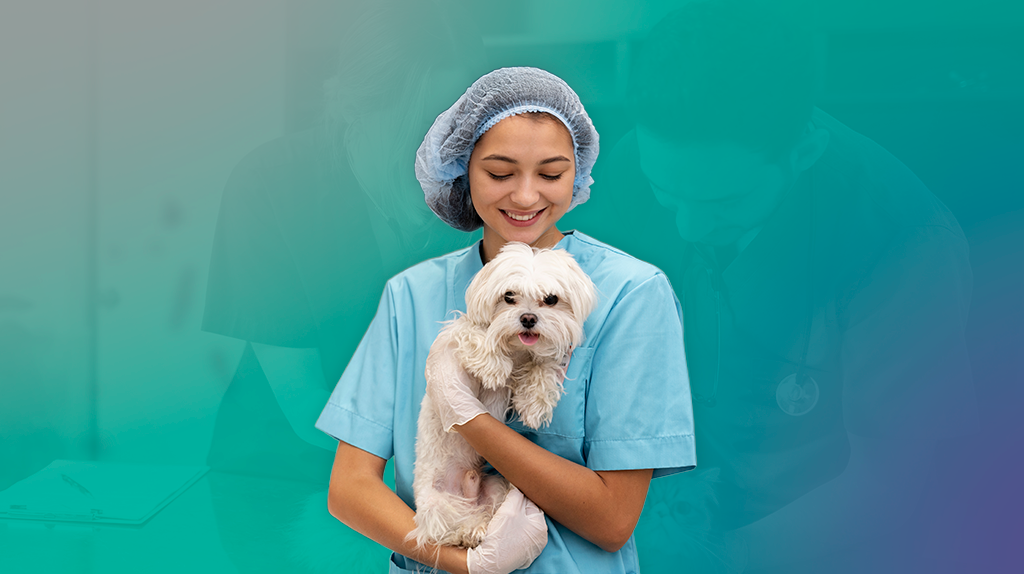 Mulher jovem vestindo uniforme azul segura cão branco de pequeno porte no colo.