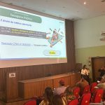 Público sentado assistindo a palestra.