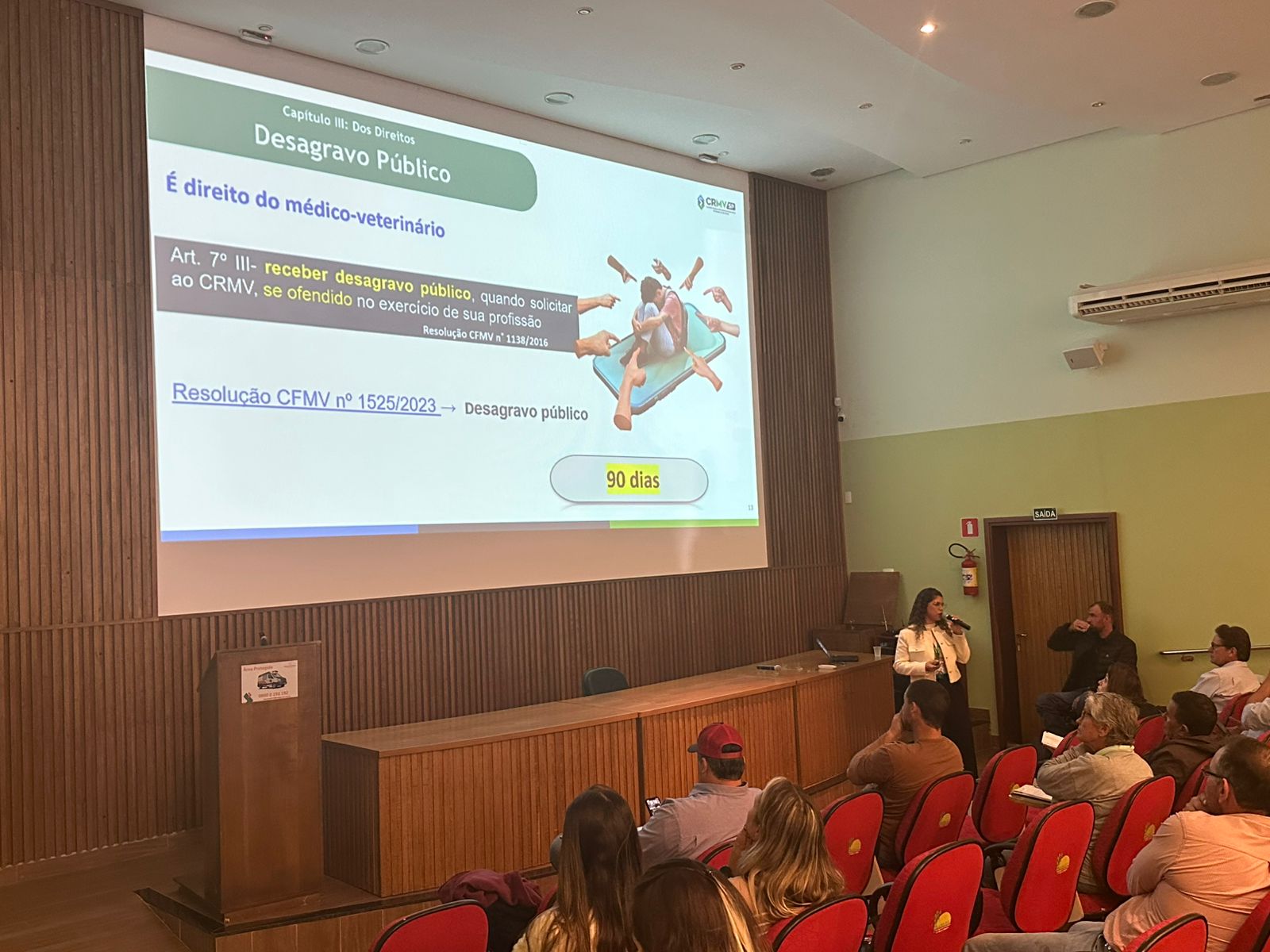 Público sentado assistindo a palestra.