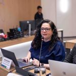 Mulher de óculos falando ao microfone. Essa é a secretária-geral do CRMV-SP Ana Helena Pagotto Stuginski.