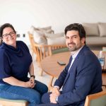 Homem e mulher sentados posando para foto.