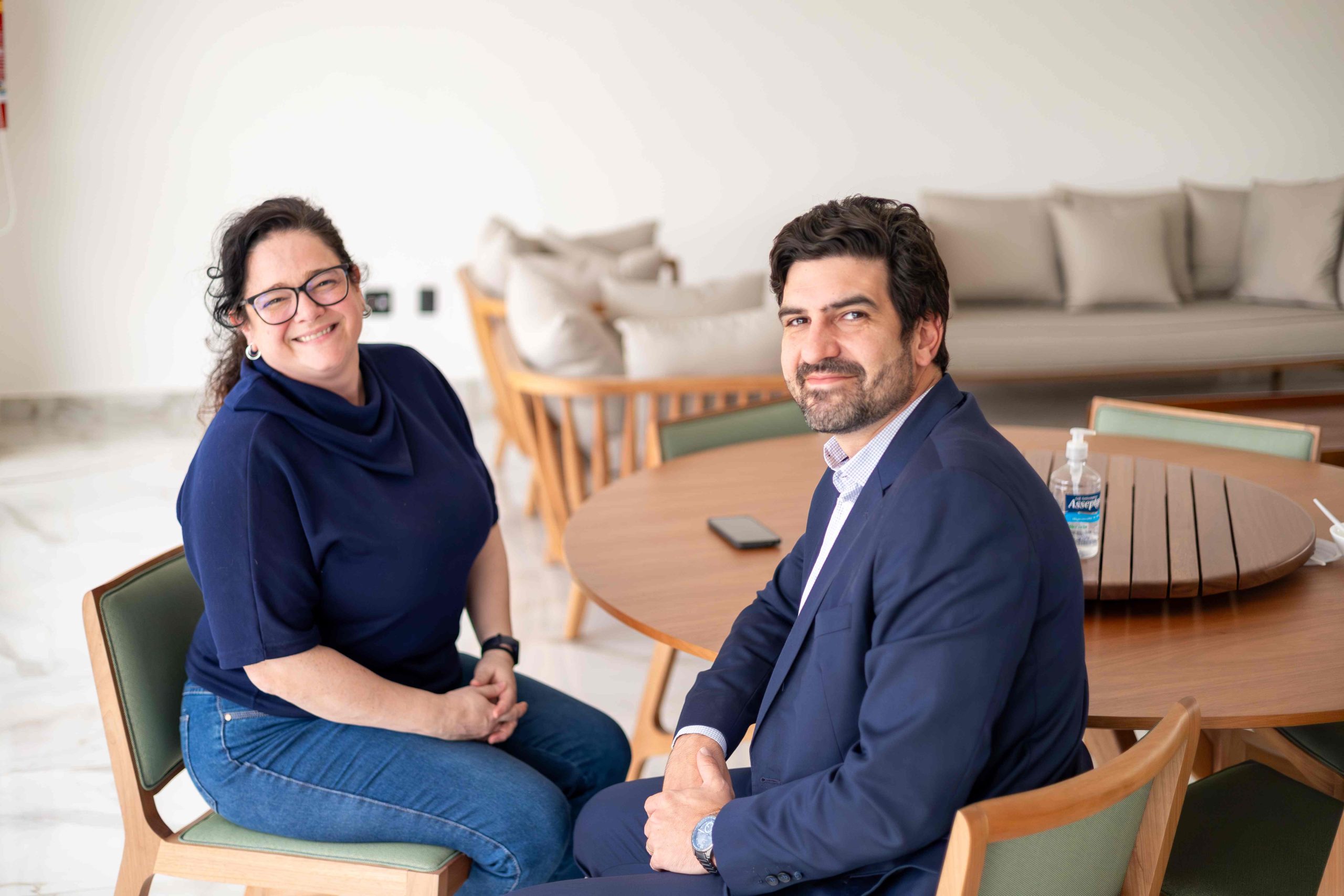 Homem e mulher sentados posando para foto.