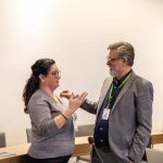 Homem e mulher conversando em pé.