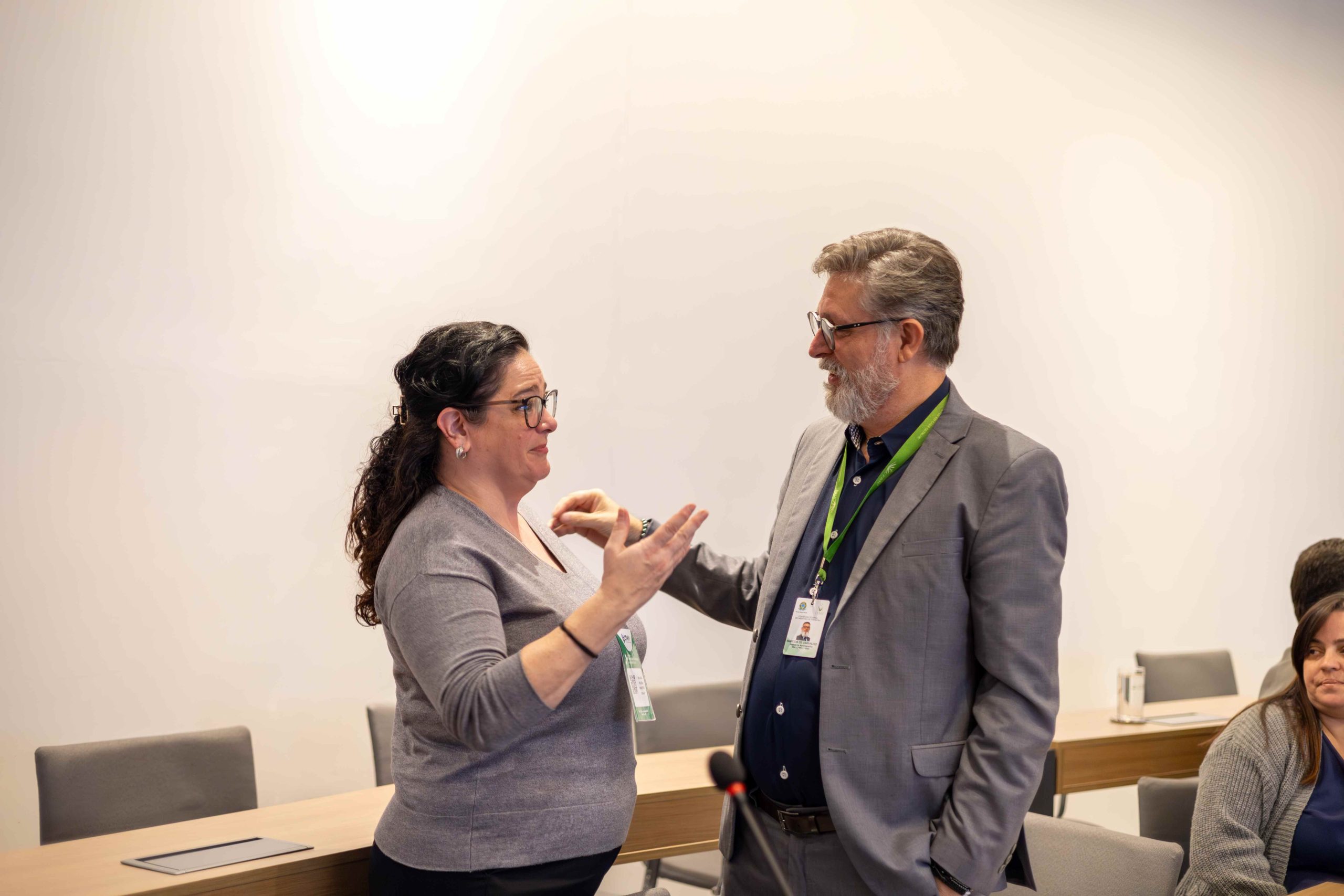 Homem e mulher conversando em pé.