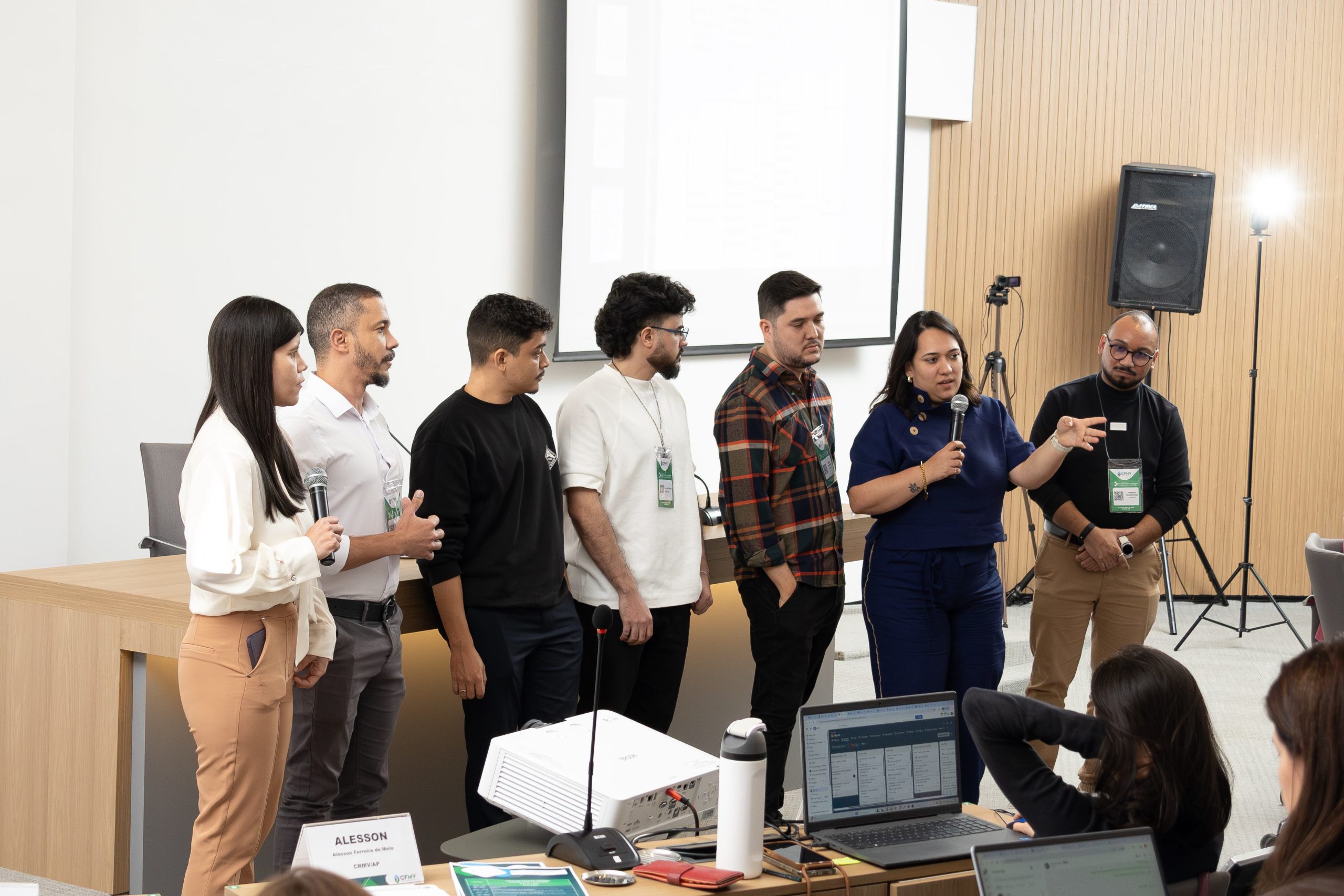 Pessoas reunidas frente ao telão realizando oficina.