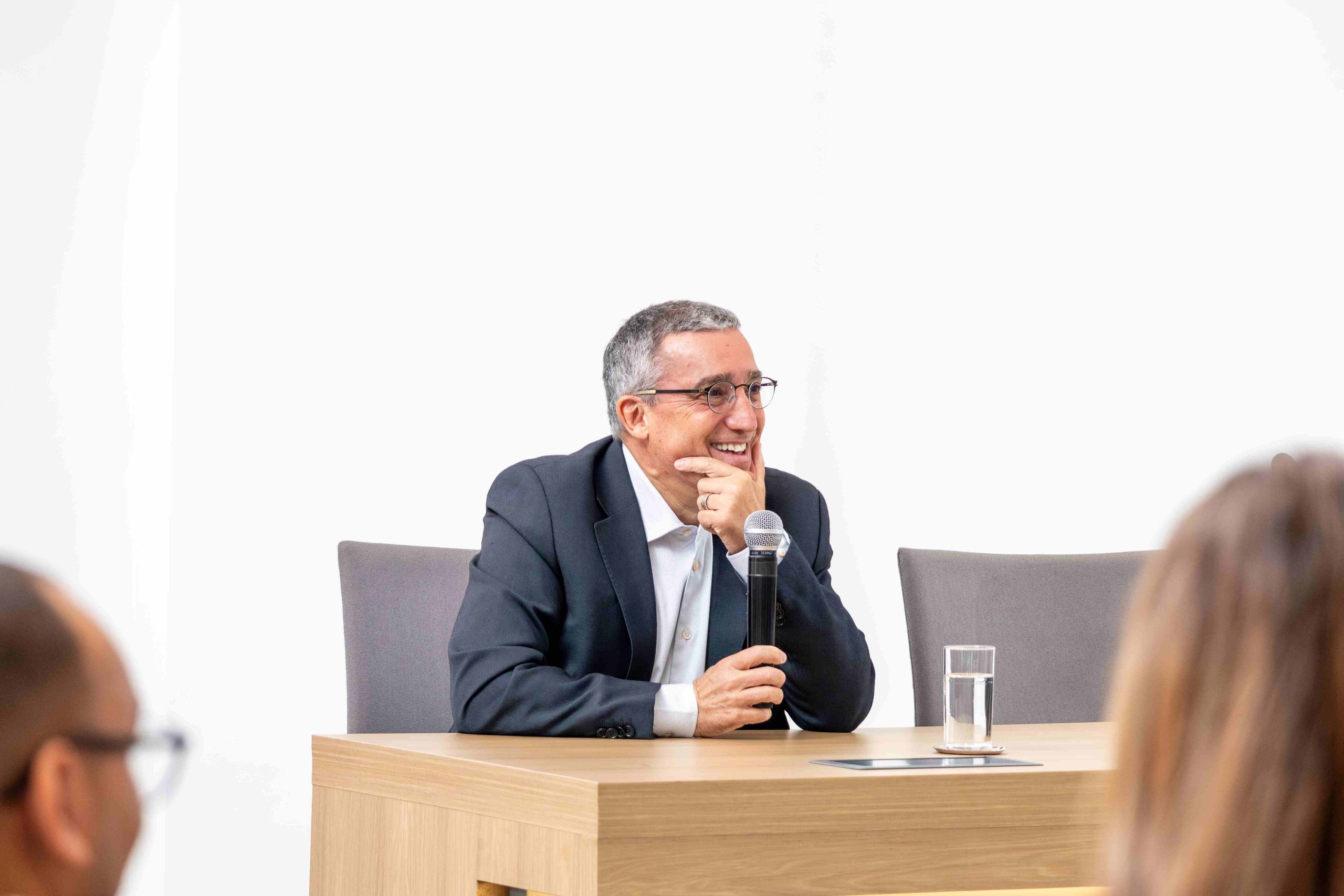 Homem de óculos e terno e cabelo com fios brancos. Esse é Jorge Duarte, presidente da ABCPública e referência nacional em Comunicação Pública.