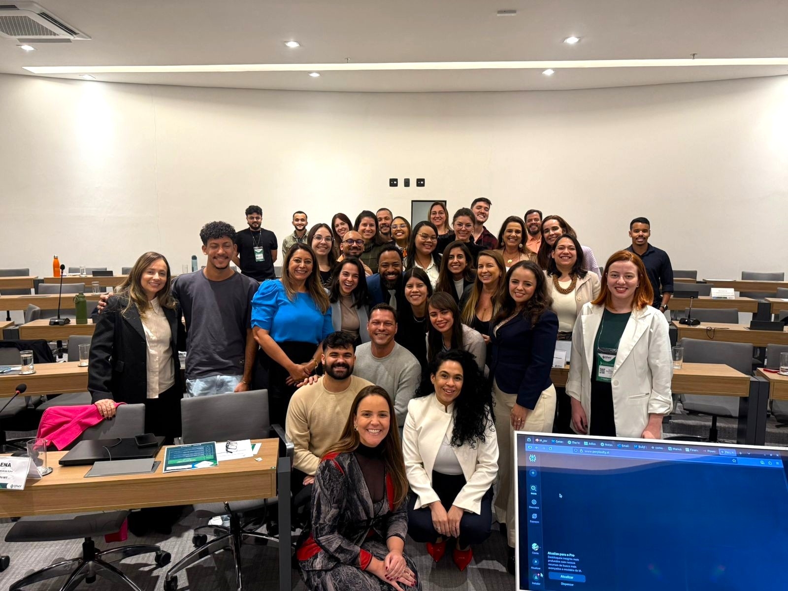 Pessoas reunidas com palestrante para foto.