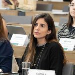 Mulher de cabelos pretos e blusa preta. Essa é a chefe de Comunicação do CRMV-SP, Camila Garcia.