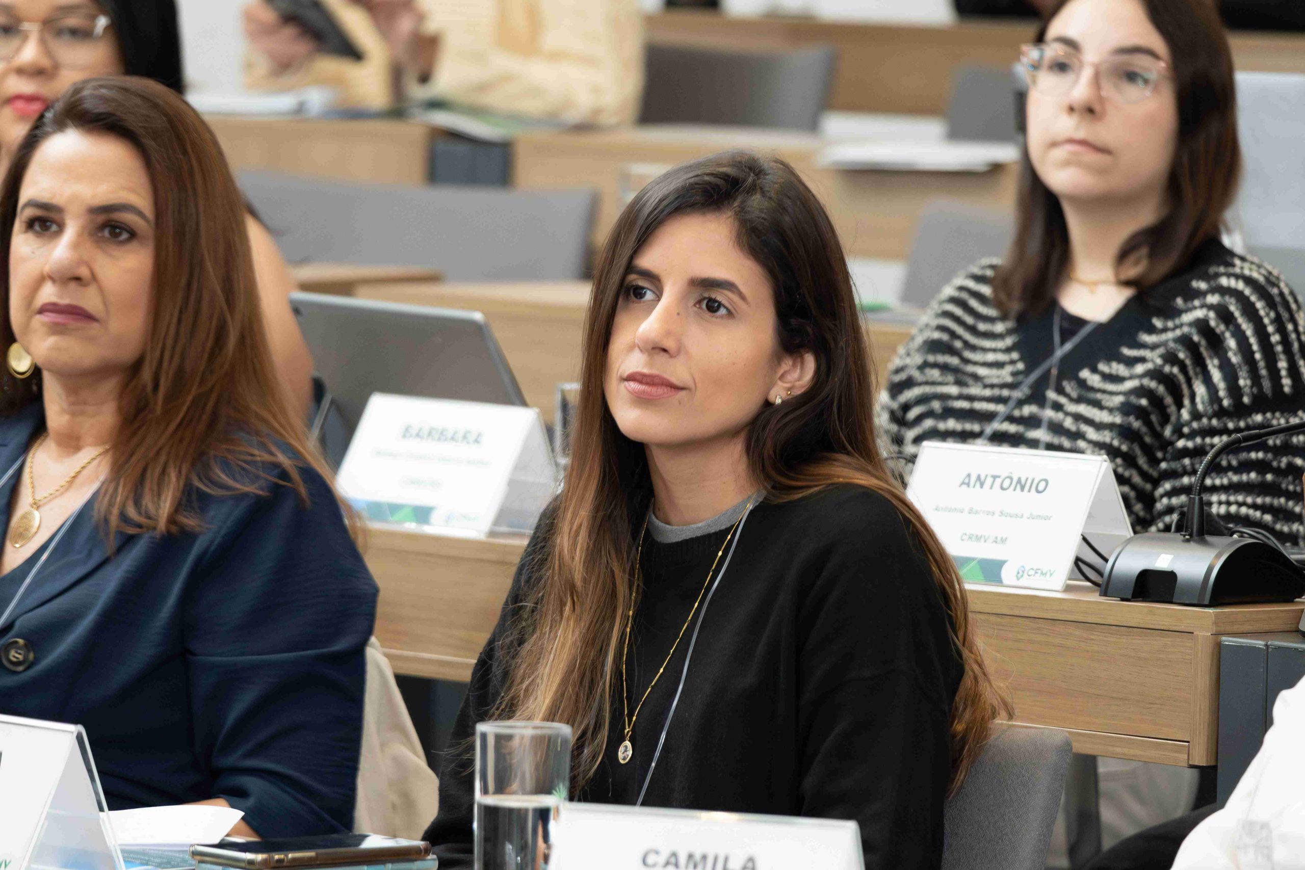 Mulher de cabelos pretos e blusa preta. Essa é a chefe de Comunicação do CRMV-SP, Camila Garcia.