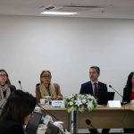 Membros da diretoria do CRMV-SP e CFMV sentados frente ao telão.