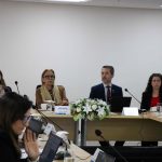 Membros da diretoria do CRMV-SP e CFMV sentados frente ao telão.