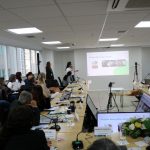 Sessão do CFMV realizada na plenária do CRMV-SP em 24/07/2025. Na imagem é possível ver membros da diretoria do CFMV e do CRMV-SP enquanto membro da Inataa fala sobre terapia com cães.