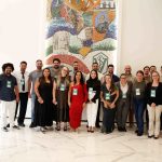 Pessoas em pé reunidas para foto.