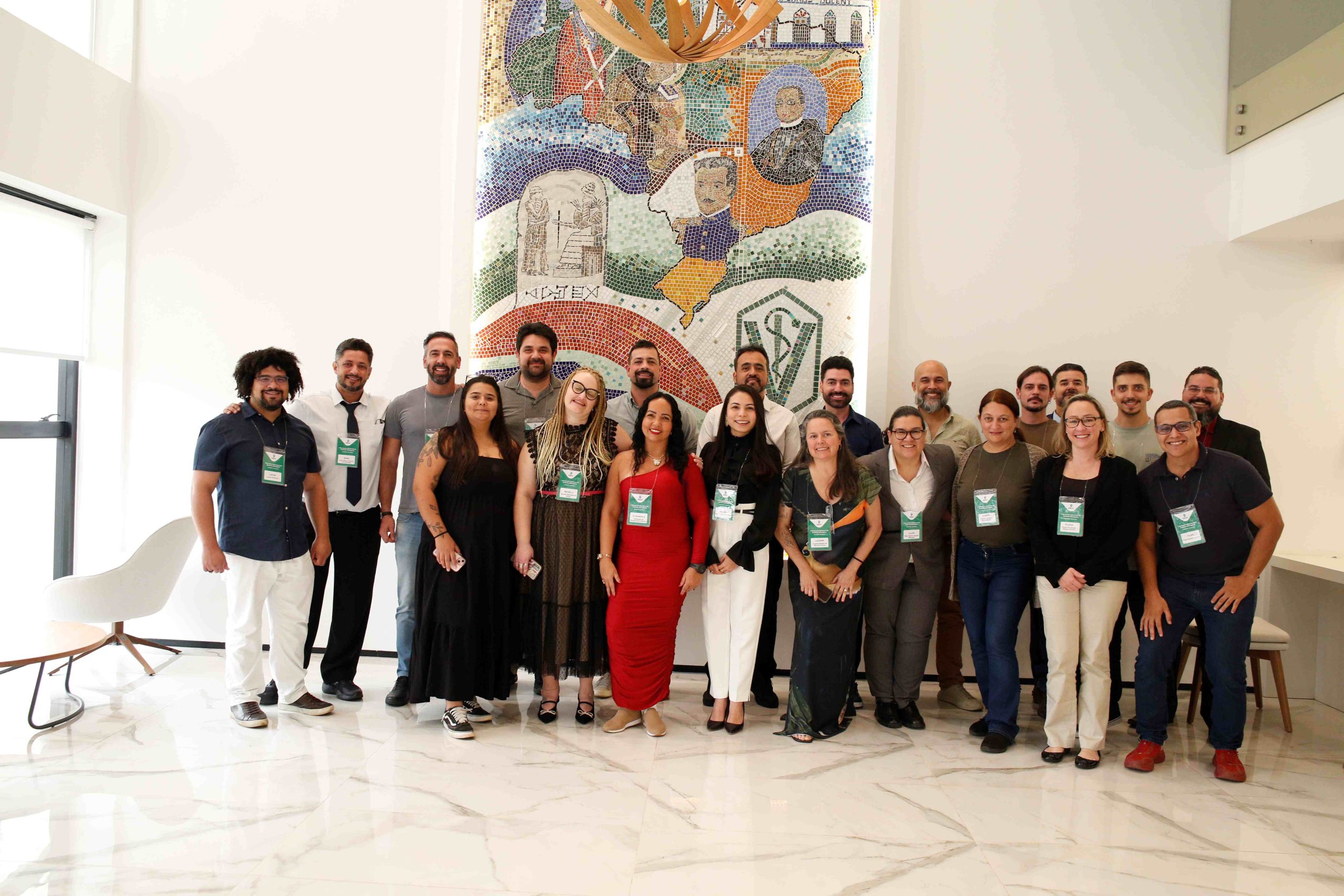 Pessoas em pé reunidas para foto.