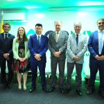 Da esquerda para a direita: o presidente do CRMV-BA, Lúcio Leopoldo Aragão da Silva; a presidente do CRMV-SP, Daniela Pontes Chiebao; o presidente do CRMV-MA, Eric Takashi Kamakura de Carvalho Mesquita; o vice-presidente do CFMV, Romulo Cezar Spinelli Ribeiro de Miranda; o presidente do CRMV-SC, Moacir Neto; e o presidente do CRMV-RJ, Diogo Alves da Conceição.