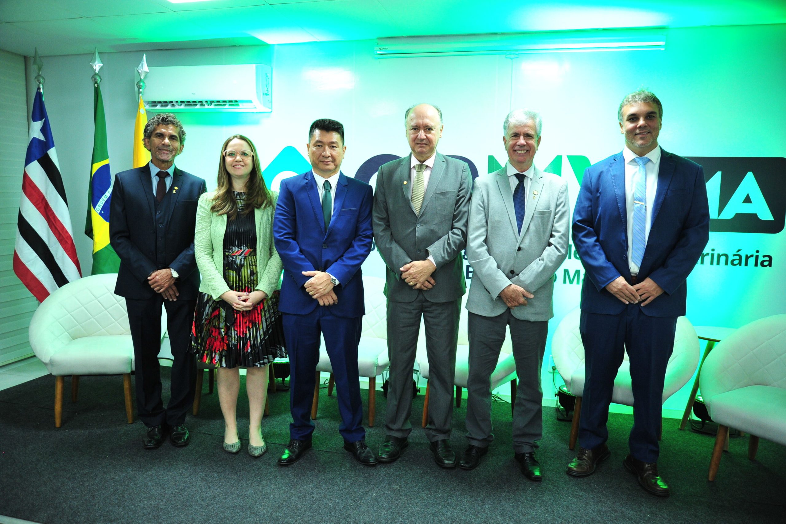 Da esquerda para a direita: o presidente do CRMV-BA, Lúcio Leopoldo Aragão da Silva; a presidente do CRMV-SP, Daniela Pontes Chiebao; o presidente do CRMV-MA, Eric Takashi Kamakura de Carvalho Mesquita; o vice-presidente do CFMV, Romulo Cezar Spinelli Ribeiro de Miranda; o presidente do CRMV-SC, Moacir Neto; e o presidente do CRMV-RJ, Diogo Alves da Conceição.