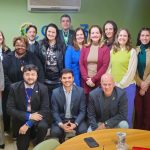 17 pessoas pousando para foto, sendo 4 homens abaixados e os restantes em pé. Todos são membros do Fcafs-SP na sede do Crefito 3. Entre as pessoas estão o o diretor técnico do CRMV-SP, Leonardo Burlini; a vice-presidente Caroliva Saraiva de Filippos e a presidente do CRMV-SP, Daniela pOntes Chiebao.