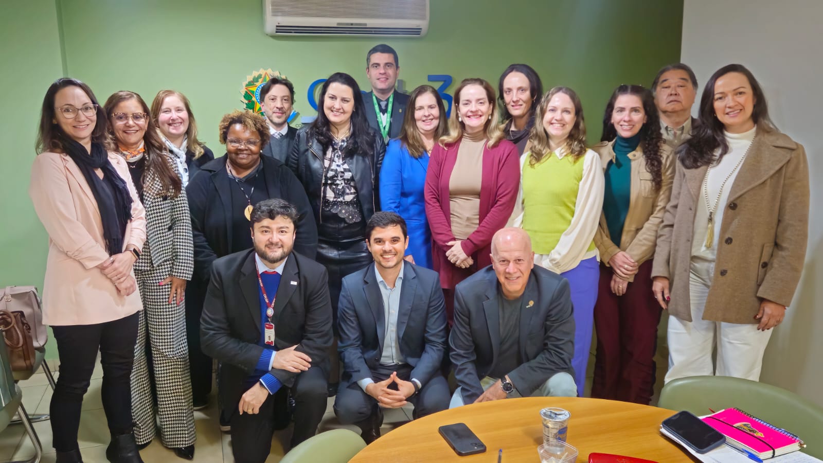17 pessoas pousando para foto, sendo 4 homens abaixados e os restantes em pé. Todos são membros do Fcafs-SP na sede do Crefito 3. Entre as pessoas estão o o diretor técnico do CRMV-SP, Leonardo Burlini; a vice-presidente Caroliva Saraiva de Filippos e a presidente do CRMV-SP, Daniela pOntes Chiebao.