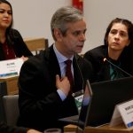 Homem falando ao microfone ao lado de mulher. São eles, o coordenador jurídico do CRMV-SP, Marcos Antônio Alves e a vice-presidente, Carolina Filippos.