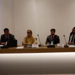 Quatro autoridades sentadas atrás de uma mesa em um palco em evento no CFMV.