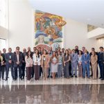 Várias autoridades em pé pousando para foto em salão do CFMV.