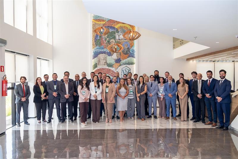 Pessoas em pé reunidas para foto.