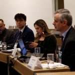 O coordenador jurídico do CRMV-SP, Marcos Antonio Alves sentado, falando ao microfone durante Encontro Integrar Jurídico em Brasília.