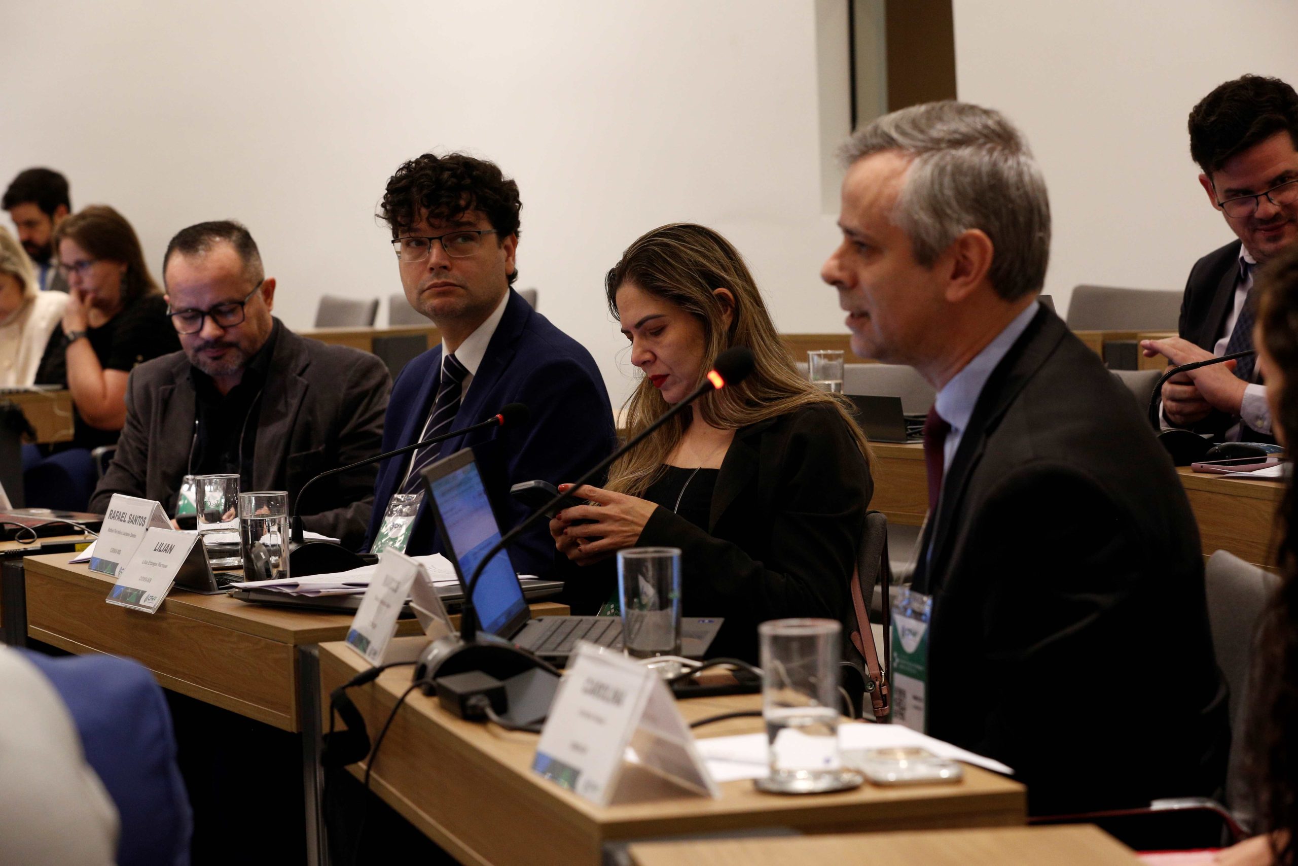 O coordenador jurídico do CRMV-SP, Marcos Antonio Alves sentado, falando ao microfone durante Encontro Integrar Jurídico em Brasília.