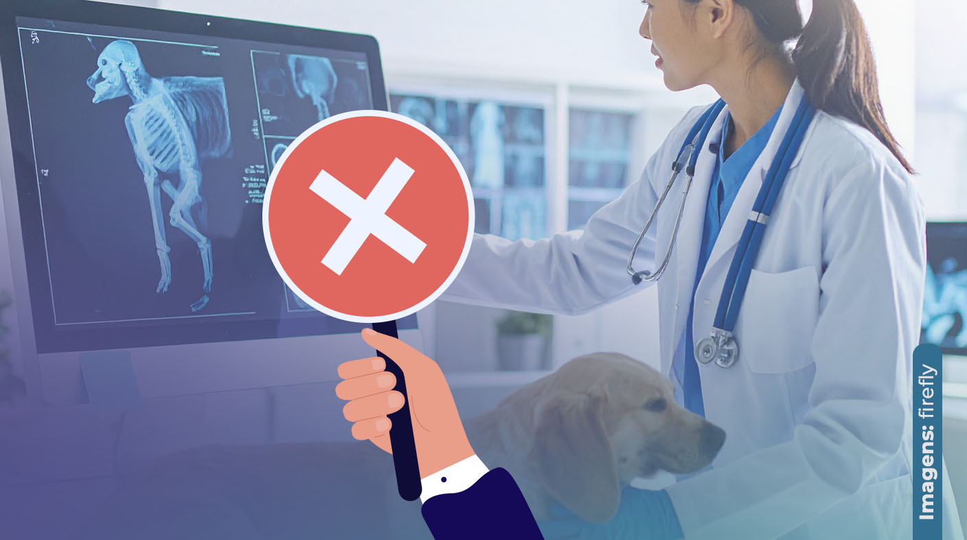 Mulher médica-veterinária branca de cabelo liso e longo, analisa radiografia de um cachorro adulto cor do pelo caramelo.