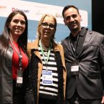 Mulheres juntas de um homem reunidas posando para uma foto.