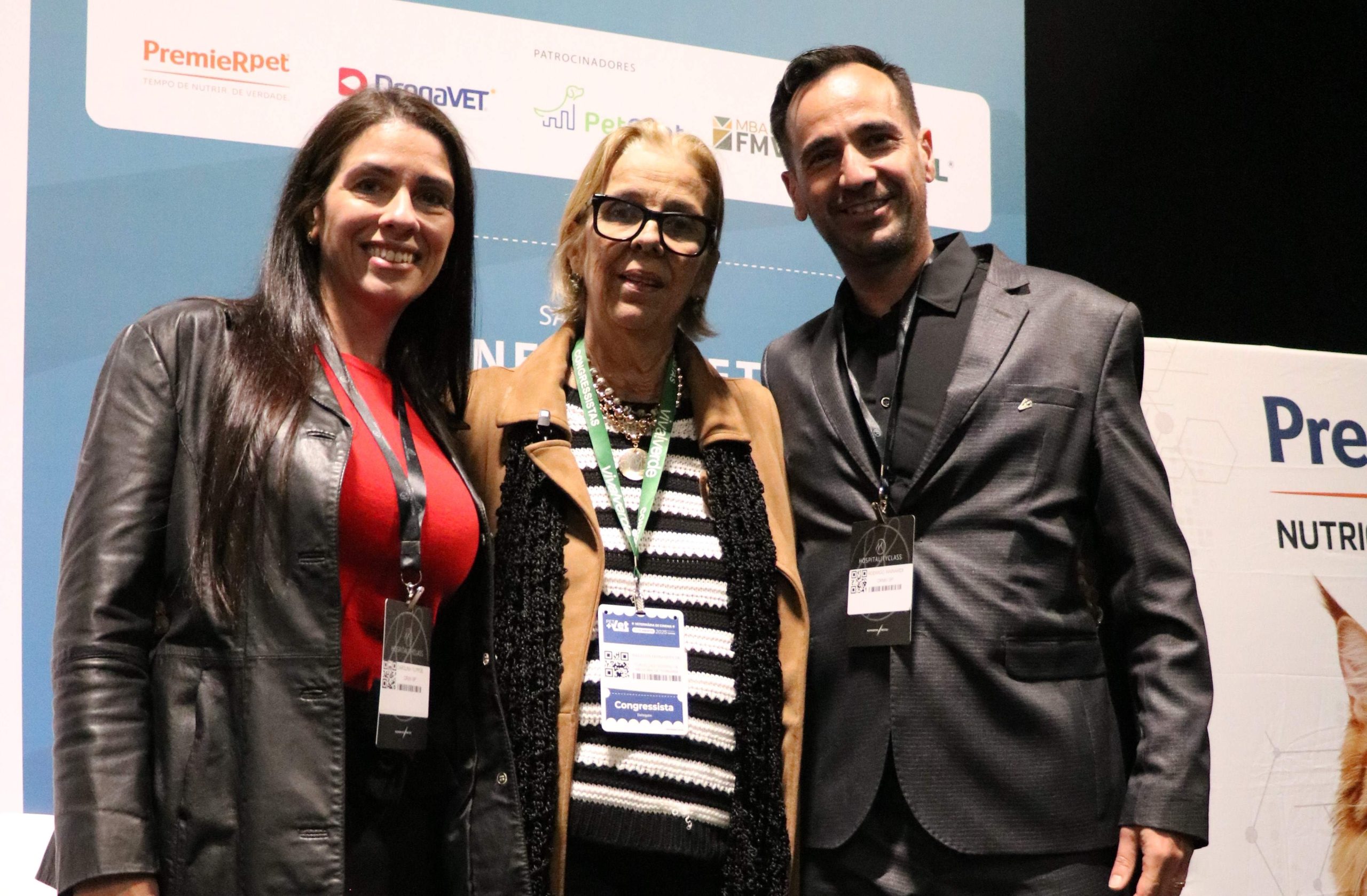 Mulheres juntas de um homem reunidas posando para uma foto.