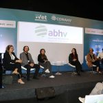 Pessoas sentadas em cadeiras frente ao telão durante debate da ABHV na PetVet.