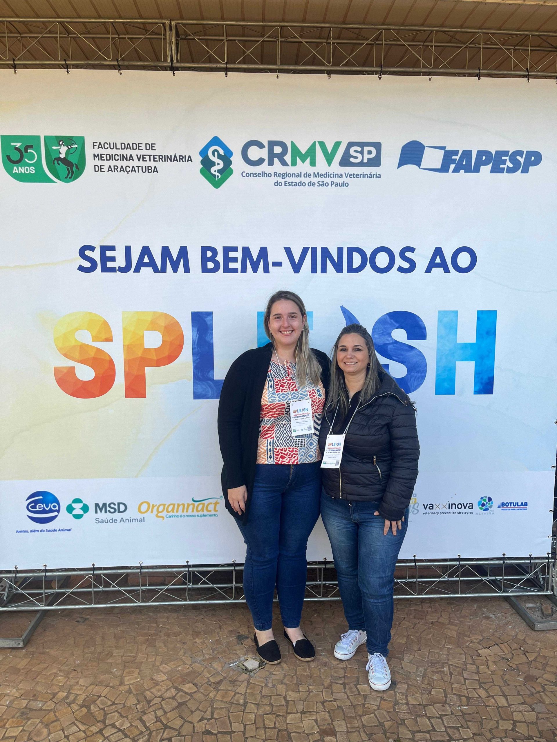 Mulheres loiras juntas posando para foto.