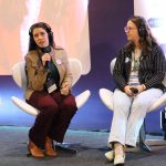 Três mulheres sentadas durante lançamento do Programa CFMV Mulher. Em destaque na imagem, da esquerda para a direita: a vice-presidente do CRMV-SP, Carolina Filippos e a presidente Daniela Pontes Chiebao.