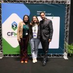 Três pessoas em pé pousando para foto. Da esquerda para a direita: a vice-presidente do CRMV-SP, Carolina Filippos, a presidente do CRMV-SP, Daniela Pontes Chiebao e o secretário-geral, Rodrigo Mainardi.