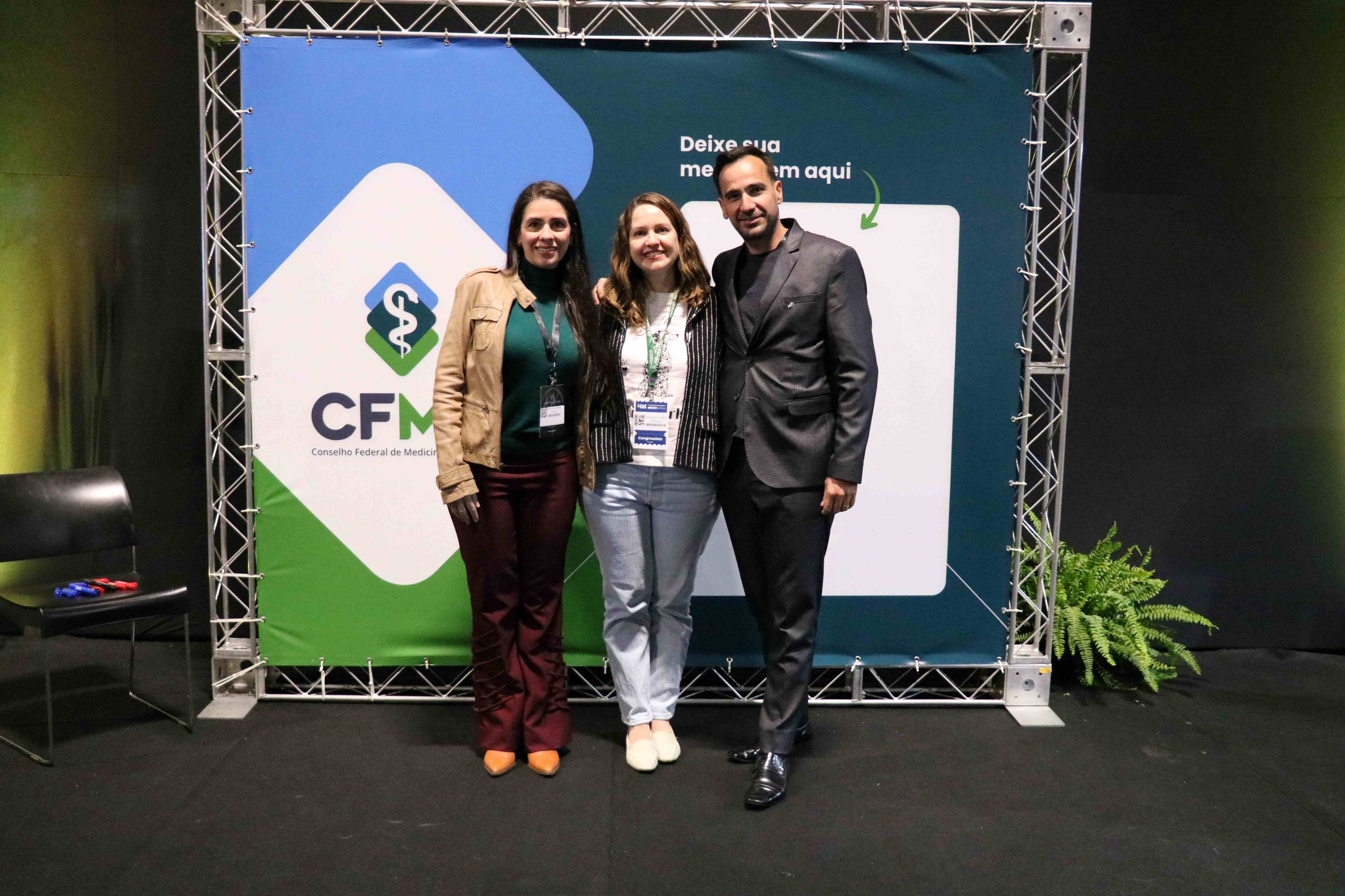 Três pessoas em pé pousando para foto. Da esquerda para a direita: a vice-presidente do CRMV-SP, Carolina Filippos, a presidente do CRMV-SP, Daniela Pontes Chiebao e o secretário-geral, Rodrigo Mainardi.