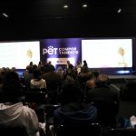 Plateia sentada frente ao telão.