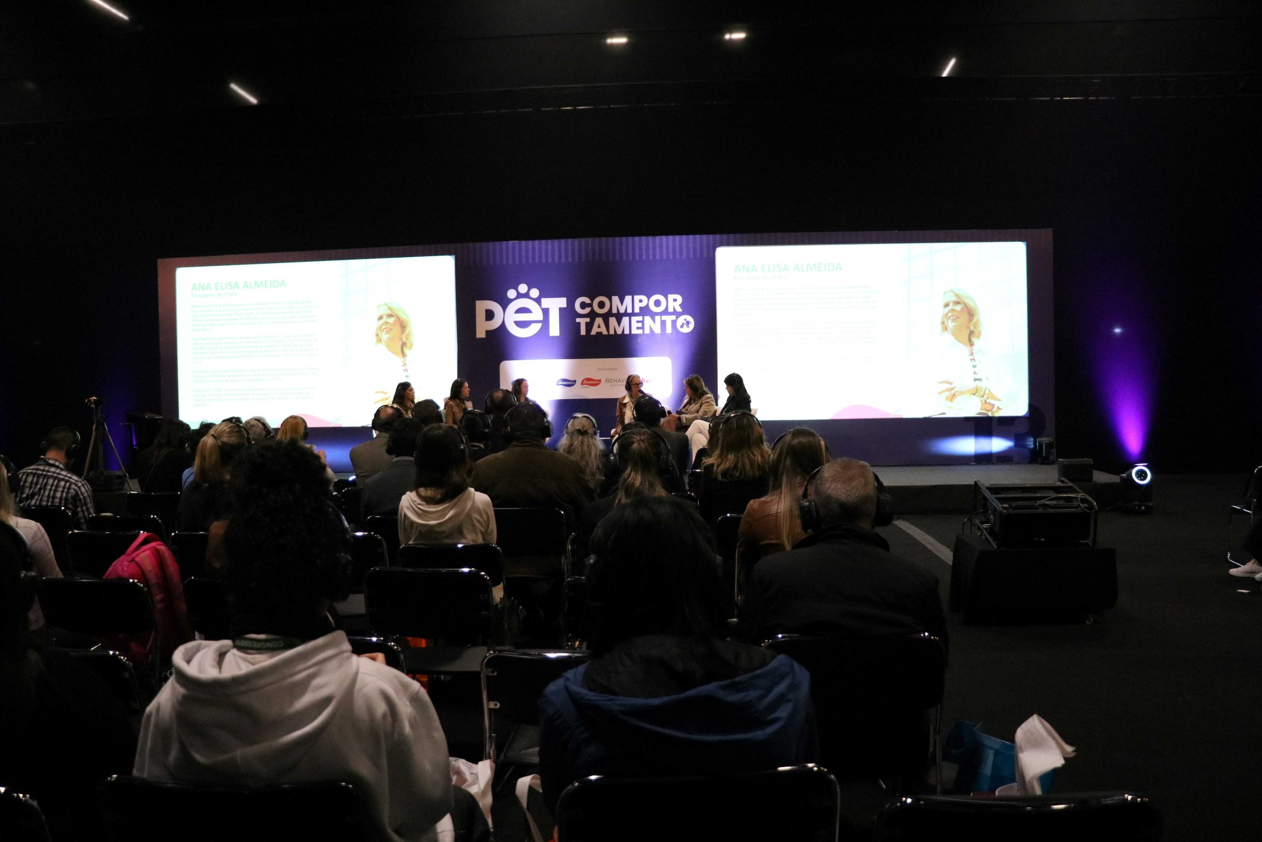 Plateia sentada frente ao telão.