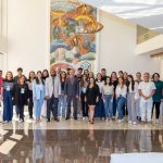 Pessoas reunidas para foto geral.