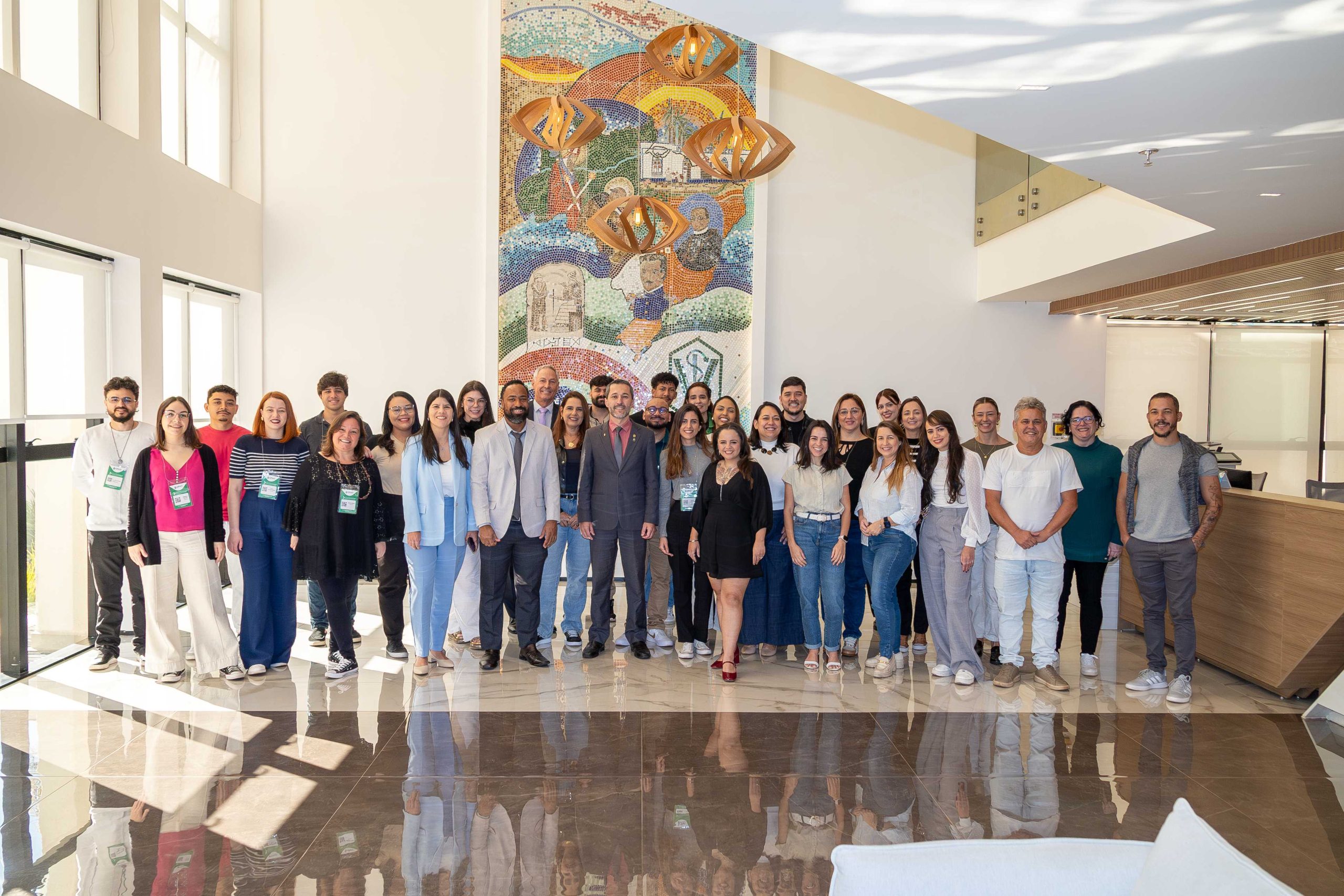 Pessoas reunidas para foto geral.