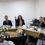 Em destaque a presidente do CFMV, Ana Elisa, o membro da Diretoria do CFMV, Marcos Vinícius e a presidente do CRMV-SP, ao centro um cão terapeuta da raça Golden Retriever.