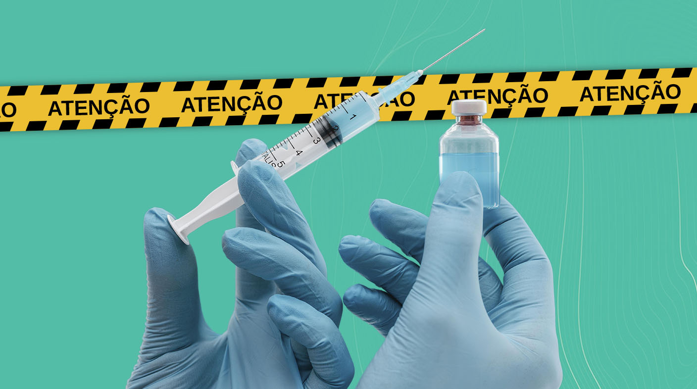 Mãos com luvas, uma com a seringa e outra com o vidro da vacina, no fundo verde com uma faixa amarela com a palavra atenção, em preto, repetida várias vezes.