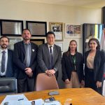 Cinco pessoas, três homens e duas mulheres, reunidas para fotografia.