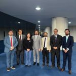 Pessoas reunidas para fotografia.