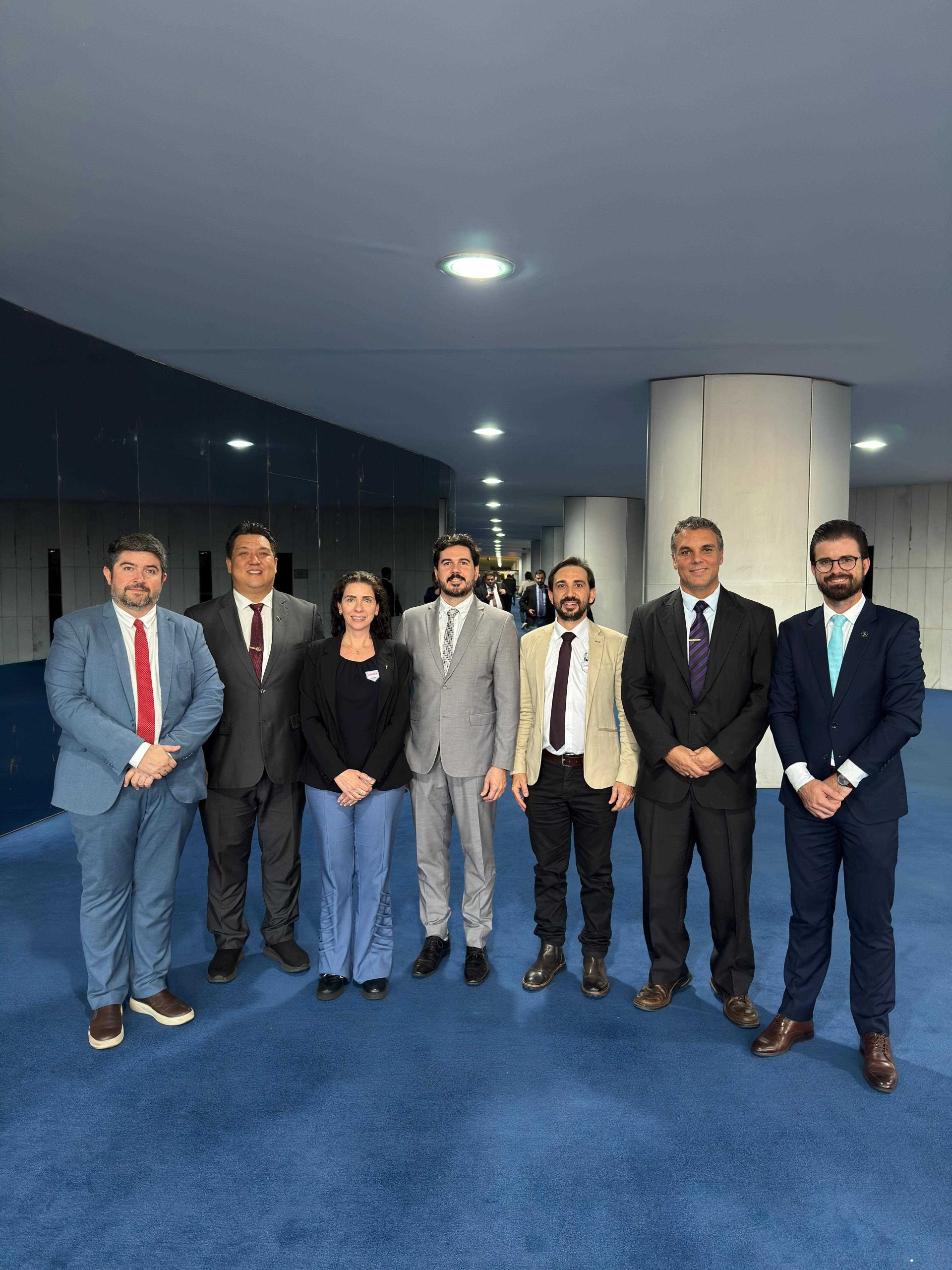 Pessoas reunidas para fotografia.