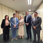 Cinco pessoas, três homens e duas mulheres, reunidas para fotografia.