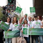 Representantes do CRMV-SP em pé, pousando para foto em frente ao vão livre do Masp, na Avenida Paulista. Da esquerda para a direita estão: a vice-presidente Carolina Filippos; a presidente Daniela Pontes Chiebao; os conselheiros Tatiana Lembo, e Martin Jacques Cavaliero. Atrás aparecem as conselheiras Alessandra Gonzales e Daniela Denadai; o diretor técnico Leonardo Burlini; e o conselheiro Haroldo Alberti.