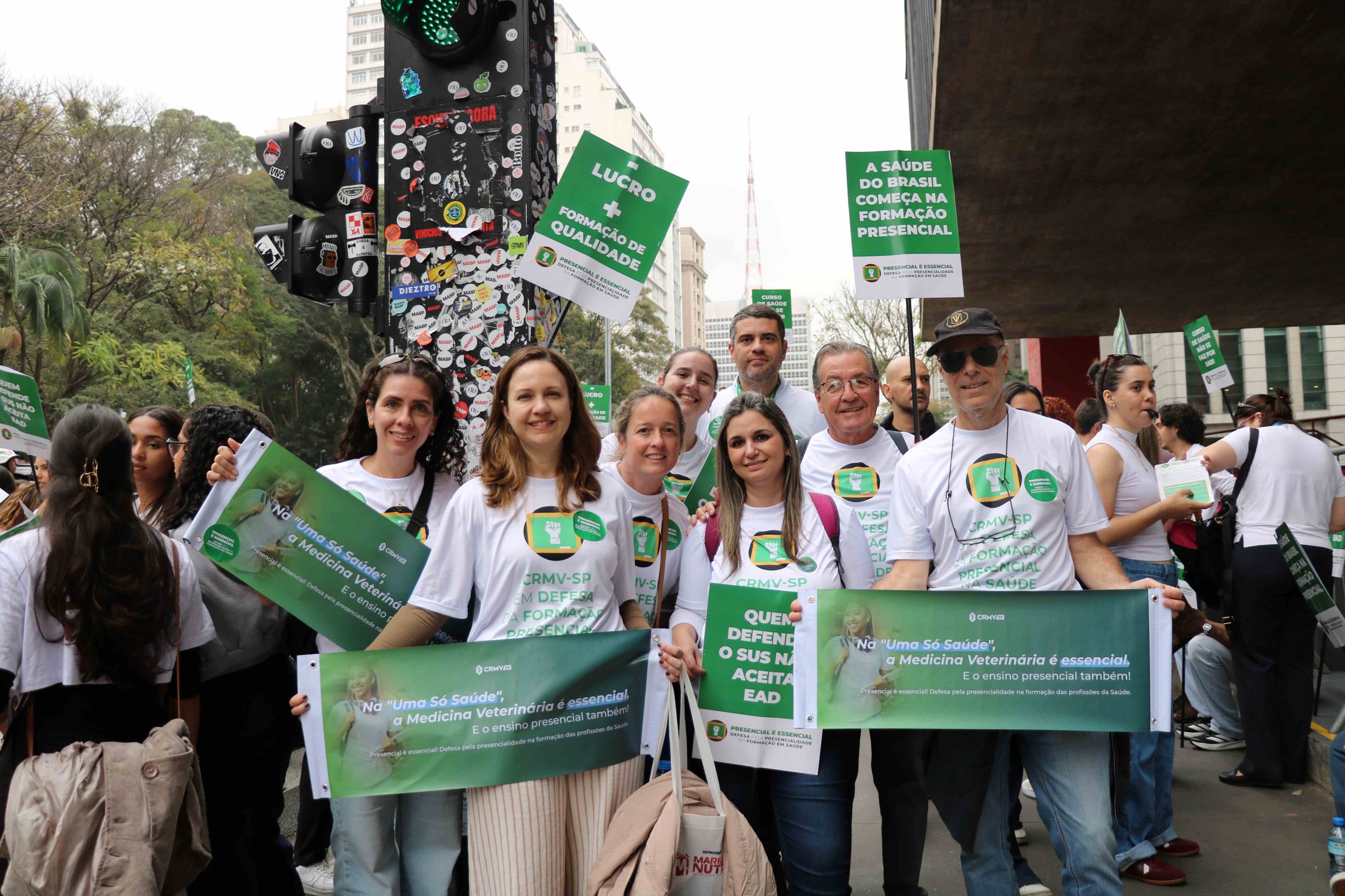 Representantes do CRMV-SP em pé, pousando para foto em frente ao vão livre do Masp, na Avenida Paulista. Da esquerda para a direita estão: a vice-presidente Carolina Filippos; a presidente Daniela Pontes Chiebao; os conselheiros Tatiana Lembo, e Martin Jacques Cavaliero. Atrás aparecem as conselheiras Alessandra Gonzales e Daniela Denadai; o diretor técnico Leonardo Burlini; e o conselheiro Haroldo Alberti.